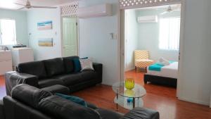 a living room with a couch and a table at Lanas Cottage in Arcadia