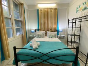 a bedroom with a large bed with a green blanket at The Captains Manor on Cook 8 in Arcadia