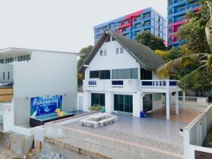 an aerial view of a white house at Gao Bee One Beach Club in Ban Phala +40 photos