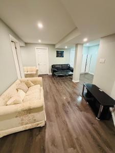 ein Wohnzimmer mit Sofa und Klavier in der Unterkunft Niagara Falls 2 Bedrooms 1 and half washroom Luxury Basement Apartment in Thorold
