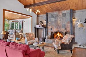 a living room with a couch and a fireplace at Spa & Waterfront - Chalet le Colibri in Saint-Rémi-dʼAmherst