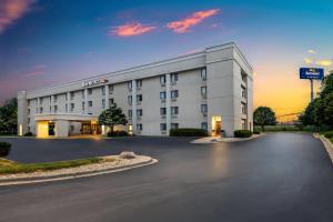 an empty parking lot in front of a hotel at Baymont by Wyndham Janesville in Janesville