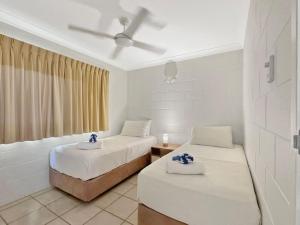 a bedroom with two beds and a ceiling fan at Arcadia Palms 2 in Arcadia +6 photos