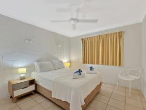 a bedroom with a bed with two towels on it at Arcadia Palms 2 in Arcadia