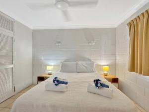 a bedroom with a large bed with towels on it at Arcadia Palms 2 in Arcadia