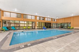 a large pool in a building with chairs and tables at Hampton Inn Richmond KY in Richmond