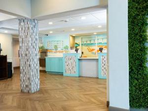 a lobby with a column in the middle of a room at Dolphin Sands Clearwater Beach, an Ascend Collection Hotel in Clearwater Beach +80 photos