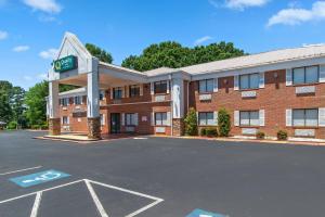 a hotel with a parking lot in front of it at Quality Inn Cedartown in Cedartown