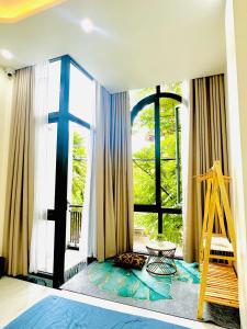 a room with a large window and a ladder at Phương Như homestay in Thôn Dương Xuân Hạ