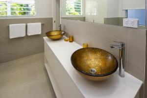 a bathroom with a large bowl sink on a counter at Reflections Topaz Villa 3 in Picnic Bay
