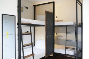 Pograd oz. pogradi v sobi nastanitve Z Hostel
