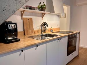 a kitchen with a sink and a microwave at Verblijf in het Pajottenland in Gooik
