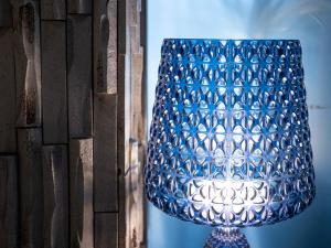 a blue vase sitting on top of a table at grandir ｸﾞﾗﾝﾃﾞｨｰﾙ -Adult Only- in Yokohama