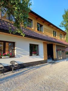 a building with a table and chairs in front of it at Domek u Szwajnosów in Ciche