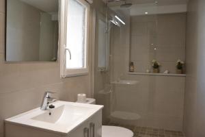 a bathroom with a sink and a shower and a toilet at El Loft de Can Padrosa in Riumors +34 photos