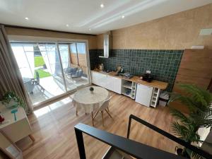 a living room with a table and a kitchen at Can Padrosa Mini loft 3 in Riumors