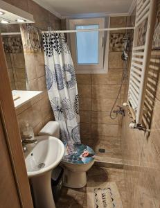 ein kleines Badezimmer mit Toilette und Waschbecken in der Unterkunft Chalkida blue wave in Chalkida