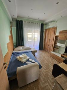 ein Schlafzimmer mit einem Bett mit blauer Bettdecke in der Unterkunft Chalkida blue wave in Chalkida