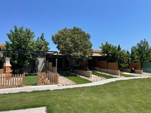 a garden with a wooden fence in front of a house at Can Padrosa Mini loft 4 in Riumors