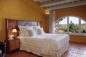 a bedroom with a large bed with a large window at Encís d'Empordà -Adults Only- in Casavells