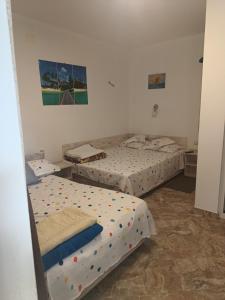 a room with two beds in a room at Casa OZZY&PATTY in 2 Mai