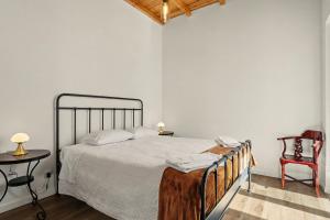 a bedroom with a bed and a table and a chair at Casa Albano 3 in Caldas da Rainha
