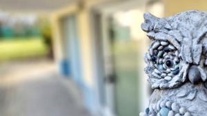 a statue of a chicken head on the side of a building at Nice Apartment mit Balkon in Glauburg in Glauburg