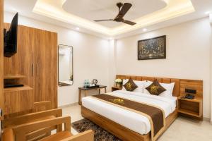 a bedroom with a bed and a television in it at Hotel Elanza Suites by Signature Stayz Near Delhi Airport in New Delhi