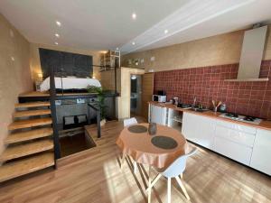 a kitchen with a table and chairs in a room at Can Padrosa Mini Loft 2 in Riumors