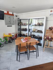 a dining room with a wooden table and chairs at Hotel O Rosegold Garden in Kuantan