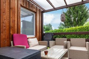 a screened in porch with chairs and a table at Ferienhaus 36 in Zadelsdorf