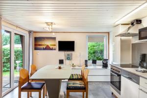a kitchen and dining room with a table and chairs at Ferienhaus 36 in Zadelsdorf