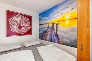 a bedroom with two beds and a painting on the wall at Ferienhaus 36 in Zadelsdorf