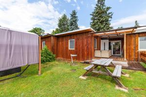 a wooden house with a picnic table in the yard at Ferienhaus 35 in Zadelsdorf