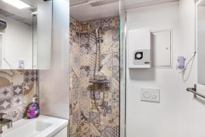 a bathroom with a shower and a sink at Ferienhaus 35 in Zadelsdorf