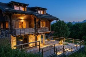 a log house with a pathway leading up to it at DolomitiBel Siberiana 2 SILVER in Braz
