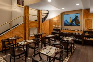 ein Restaurant mit Tischen und Stühlen und einer Bar in der Unterkunft Hotel Mentana, by R Collection Hotels in Mailand