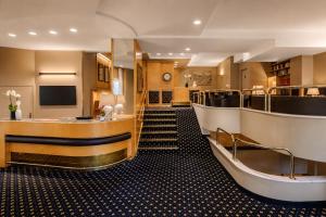 eine Hotellobby mit Bar und Warteraum in der Unterkunft Hotel Mentana, by R Collection Hotels in Mailand