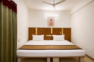 a bedroom with a bed in a room at Luxe By Lotels in Chennai