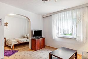 a living room with a tv and a bed at Ponyhof Kudowa in Sonnewalde