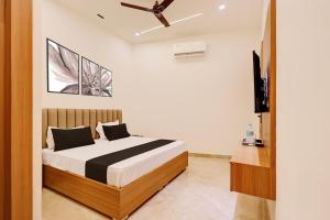 a bedroom with a bed and a ceiling fan at Hotel O Grace in Hānsi