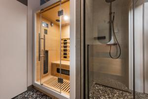 a walk in shower with a glass door at Flatbook Stegna Południowa Apartamenty z Basenem in Stegna