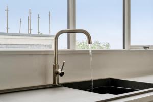 a kitchen sink with water coming out of a faucet at Seaddler in Holyhead +42 photos