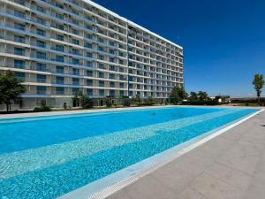a large swimming pool in front of a large building at Studio Privat Reea Olimp in Olimp