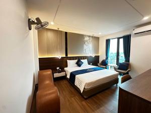 a hotel room with a bed and a desk at A3 Villa Hotel - Gia Lâm in Thạch Cầu