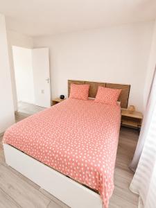a white bedroom with a large bed with red pillows at Maison 6 pers - Entre mer & Mont-Saint-Michel in Beauchamps +5 photos