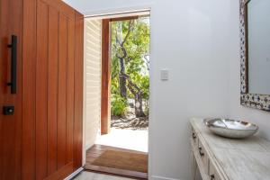 a hallway with a door leading to a yard at Papillon Bleu in Horseshoe Bay