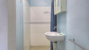 a bathroom with a sink and a shower at Loyang Apartment 1 in Arcadia