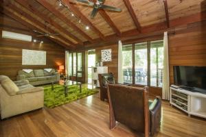 a living room with a ceiling fan and a television at Magnetic Effect in Arcadia +12 photos
