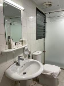 ein weißes Badezimmer mit Waschbecken und Toilette in der Unterkunft Private flats in Salalah + 14 Fotos